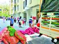मुंबईकरांना १५० टन भाजीपाला, फळांची विक्र ी - Marathi News | Sale of 150 tons of vegetables and fruits to Mumbaikars | Latest nashik News at Lokmat.com