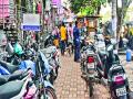 पदपथावरील बेशिस्त पार्किंग, अतिक्रमणामुळे पादचाऱ्यांचे हाल - Marathi News | Unparalleled parking on the foothpath, pedestrian disturbance | Latest pimpri-chinchwad News at Lokmat.com