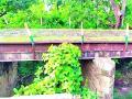 चिमुरातील ऐतिहासिक क्रांती पुलाला तडे - Marathi News | Historical Revolution in Chimura Breaks Bridges | Latest chandrapur News at Lokmat.com