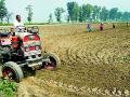 कृषी उपयोगी ट्रॅक्टर धावताहेत रस्त्यावर - Marathi News | The agricultural utility tractor is running on the road | Latest gondia News at Lokmat.com