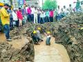 मालेगावी खड्ड्यात आंदोलन - Marathi News | Movement in Malegaon pothole | Latest nashik News at Lokmat.com