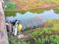 ट्रक पुलावरून कोसळला; वाहक गंभीर जखमी - Marathi News | The truck fell off the bridge; two injured | Latest buldhana News at Lokmat.com
