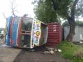 लासलगाव रेल्वे गेट जवळ कंटेनर पलटी - Marathi News | Container overturned near Lasalgaon railway gate | Latest nashik News at Lokmat.com