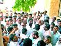 शेतकºयांचा बाजार समिती कार्यालयावर हल्लाबोल - Marathi News | Market Committee Report Attack on Farmers | Latest nashik News at Lokmat.com