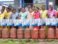 गरीब महिलांना गॅस कनेक्शनचे वितरण - Marathi News | Distribution of gas connections to poor women | Latest nashik News at Lokmat.com