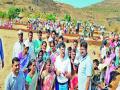 तुफान आलं या... : सिन्नर तालुक्यातील खोदकामात जिल्हा परिषदेतील अधिकाऱ्यांचा सहभाग वडझिरे, धोंडबारला कर्मचाºयांकडून श्रमदान - Marathi News | The storm came ...: Wadajir, district collector's participation in Khokkamat in Sinnar taluka, Shraddhan from Dhondbar | Latest nashik News at Lokmat.com