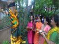 पुणे तिथे काय ऊणे ; महिलेने केलं झाडाचं डाेहाळे जेवण - Marathi News | baby shower programmed of coconut tree was arranged in pune | Latest pune News at Lokmat.com