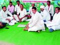 निंगनूर येथील शेतकऱ्यांचे उपोषण - Marathi News | Farmers' hunger strike in Nignunur | Latest yavatmal News at Lokmat.com