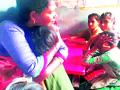 शिक्षिकेच्या भेटीने चिमुकल्यांना अश्रू अनावर - Marathi News | Tears are tears in the eyes of teachers | Latest yavatmal News at Lokmat.com