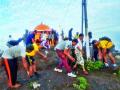 पर्यावरण रक्षणार्थ कळसूबाई शिखराची स्वच्छता - Marathi News |  Kalsubai peak cleanliness for environmental protection | Latest nashik News at Lokmat.com