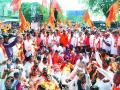 भाजपा सरकारच्या निषेधार्थ शिवसैनिकांनी रोखली वाहतूक - Marathi News | Shivsainik's intervention by protesting against BJP government | Latest nashik News at Lokmat.com