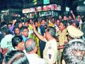 टोइंग कर्मचाऱ्यांची महिलेस शिवीगाळ, वाहतुकीची कोंडी - Marathi News |  Towing employees' womb, traffic congestion | Latest nashik News at Lokmat.com