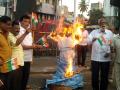तिरंग्याचा अपमान करणाऱ्याचा जाळला पुतळा - Marathi News | Burnt statue of the tricolor insult | Latest kolhapur News at Lokmat.com