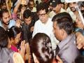 राज ठाकरेंनी ठाण्यात ‘पायधूळ’ झाडली, पंधरा मिनिटांची भेट - Marathi News | Raj Thackeray laments 'Phadhuol', Thirty-five-minute meeting in Thane | Latest thane News at Lokmat.com