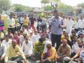 आसखेडा येथे वीजप्रश्नी शेतकऱ्यांचा रास्ता रोको - Marathi News | Power outage at Askheda Block the way of farmers | Latest nashik News at Lokmat.com