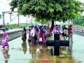ब्रिटीशकालीन रेल्वेस्थानकावर पावसाचा प्रवाशांना फटका - Marathi News | The rainy season was hit by the British railway station | Latest bhandara News at Lokmat.com