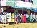 कोरपनातील बँकेत सोशल डिस्टन्सिंगचे उल्लंघन - Marathi News | Violation of social distance in Korpana bank | Latest chandrapur News at Lokmat.com