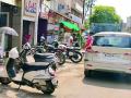 दुकानांसमोर पुन्हा दुचाकीच्या रांगा - Marathi News | Queues of bikes again in front of shops | Latest chandrapur News at Lokmat.com