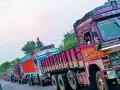 राजुरा-आसिफाबाद मार्गाची वाहतूक १३ तास ठप्प - Marathi News | The traffic of the Rajura-Asifabad route stops for 13 hours | Latest chandrapur News at Lokmat.com