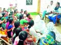 वन विभागाच्या कार्यालयात ग्रामस्थांचा ठिय्या - Marathi News | Village dwellers in the forest department's office | Latest chandrapur News at Lokmat.com