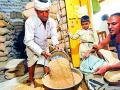 रेशनचे धान्य वाटप जुन्याच पद्धतीने - Marathi News | Ration distribution in old age | Latest gadchiroli News at Lokmat.com