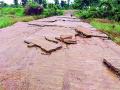 एकाच पावसाने पुलावरील स्लॅब गेला वाहून - Marathi News | The same rains carried a slab on the bridge | Latest gondia News at Lokmat.com
