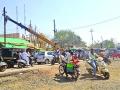 वाहतूक सुरू असतानाच वीज खांब हटविणे सुरु! - Marathi News | As the transport begins, the power poles begin to be removed! | Latest buldhana News at Lokmat.com