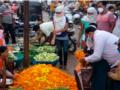 बाजारात उसळला महागाईचा चेंडू यंदाच्या दसर्याला दिसलाच नाही झेंडू - Marathi News | Inflation has soared in the market this year | Latest nandurbar News at Lokmat.com
