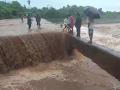 भवर नदीवरील पुलाला भगदाड - Marathi News | Break the bridge over the river Bhavar | Latest nandurbar News at Lokmat.com