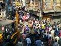 नाशकात मेनरोडसह भद्रकालीत व्यापा-यांच्या अतिक्रमित बांधकामांवर हातोडा - Marathi News | Hammer on the encroached construction of commercial vehicles in Bhadrakali with Manorod in Nashik | Latest nashik News at Lokmat.com