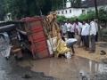 सततच्या पावसाने रस्त्यांचे तीन-तेरा - Marathi News | Three-thirds of the roads with constant rainfall | Latest jalgaon News at Lokmat.com