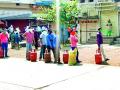 गॅस सिलिंडरकरिता इण्डेनसमोर ग्राहकांची झुंबड - Marathi News | Consumers flock to Inden for a gas cylinder | Latest vardha News at Lokmat.com
