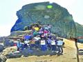 दुर्गम हरिहर गडावर युवकांची चढाई - Marathi News | The youths climb on the remote Harihar fort | Latest nashik News at Lokmat.com