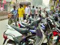 आठवडे बाजारानजीक रस्त्यावरच पार्किंग - Marathi News |  Parking on the road to the weekend market | Latest nashik News at Lokmat.com