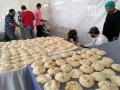 मशीनने रोज दोन हजार चपात्या : रोज ८०० लोकांना फूड पॅकेटचे वाटप - Marathi News | Two thousand chapatis per day by machine | Latest kolhapur News at Lokmat.com