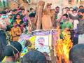 विनोद शिवकुमार बाला, रेड्डींच्या पोस्टरचे दहन - Marathi News | Vinod Shivkumar Bala, burning of Reddy's poster | Latest amravati News at Lokmat.com