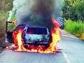 धावत्या कारने घेतला पेट - Marathi News | The abdomen came with a running car | Latest gadchiroli News at Lokmat.com