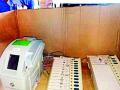 ईव्हीएममध्ये बिघाड अन् अभियंत्यांची धावपळ - Marathi News | EVM interrupted and engineered runway | Latest gondia News at Lokmat.com