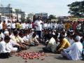 कळवणला कांदा उत्पादक शेतक-यांचा रास्तारोको - Marathi News | Roadshopping of onion growers from farmers | Latest nashik News at Lokmat.com