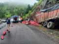 कसारा घाटात ट्रक अपघातात दोघे जखमी - Marathi News | Two injured in truck accident in Kasara Ghat | Latest nashik News at Lokmat.com