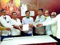 बाजार समिती कर्मचाऱ्यांना शासकीय सेवेत सामावून घ्या - Marathi News | Include market committee employees in government service | Latest nashik News at Lokmat.com