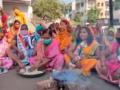 रस्त्यावर स्वयंपाक करून आंदोलन - Marathi News | Movement by cooking on the street | Latest nandurbar News at Lokmat.com