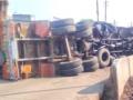 शहाद्यात डिव्हायडरवर ट्रक आदळून अपघात - Marathi News | A truck collided with a divider in Shahada | Latest nandurbar News at Lokmat.com