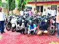 संशयितांकडून चोरीच्या १७ दुचाकी जप्त - Marathi News | 17 robbers seized from suspects | Latest nashik News at Lokmat.com