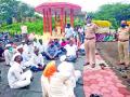 ग्रामस्थांचे ठिय्या आंदोलन - Marathi News | Sit-in movement of villagers | Latest nashik News at Lokmat.com
