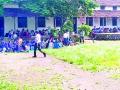 गवतात बसून दिली विद्यार्थ्यांनी परीक्षा - Marathi News | Examine students sitting in the mansion | Latest vardha News at Lokmat.com