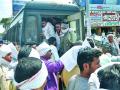 पालकमंत्र्यांच्या घरासमोर ‘प्रहार’ - Marathi News | 'Prahar' in front of Guardian's Home | Latest yavatmal News at Lokmat.com