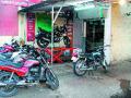 गॅरेज व्यावसायिकांचे रस्त्यावरच अतिक्रमण - Marathi News |  Garage professionals encroach on the road | Latest nashik News at Lokmat.com