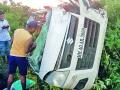 राष्ट्रीय महामार्गावर कार उलटली - Marathi News | The car overturned on the national highway | Latest amravati News at Lokmat.com