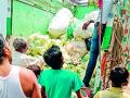 बीटीबीतर्फे नागरिकांना मोफत भाजीपाला वितरण - Marathi News | BTB distributes free vegetables to citizens | Latest bhandara News at Lokmat.com